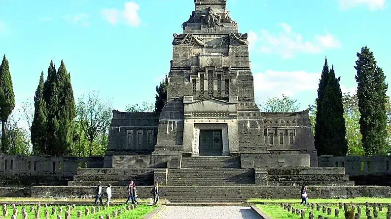Il famedio padronale e le tombe operaie nel cimitero di Crespi d’Adda (foto giap - wumingfoundation)