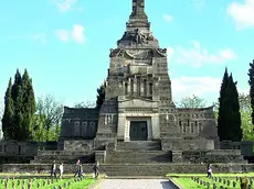 Il famedio padronale e le tombe operaie nel cimitero di Crespi d’Adda (foto giap - wumingfoundation)