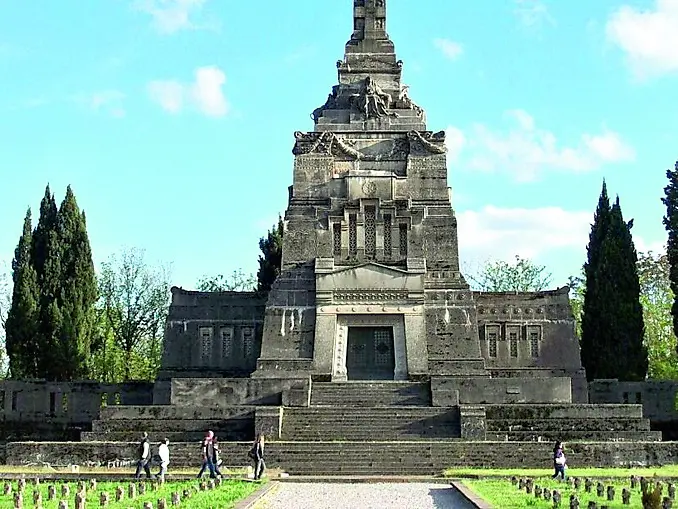Il famedio padronale e le tombe operaie nel cimitero di Crespi d’Adda (foto giap - wumingfoundation)