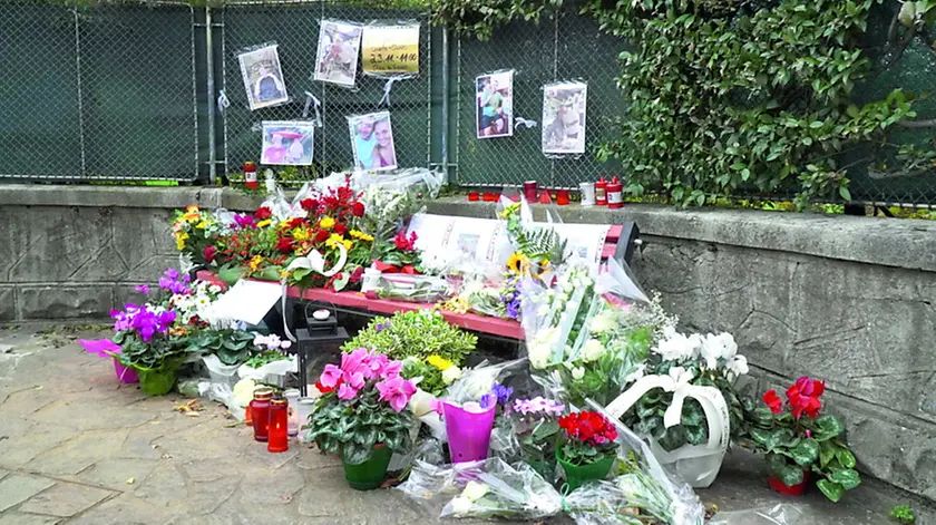Fiori in memoria delle due vittime travolte dalla frana di Brazzano a Cormons