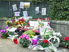 Fiori in memoria delle due vittime travolte dalla frana di Brazzano a Cormons