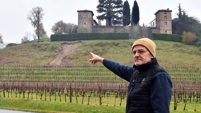 Il sindaco Comis mostra lo smottamento (foto Petrussi)