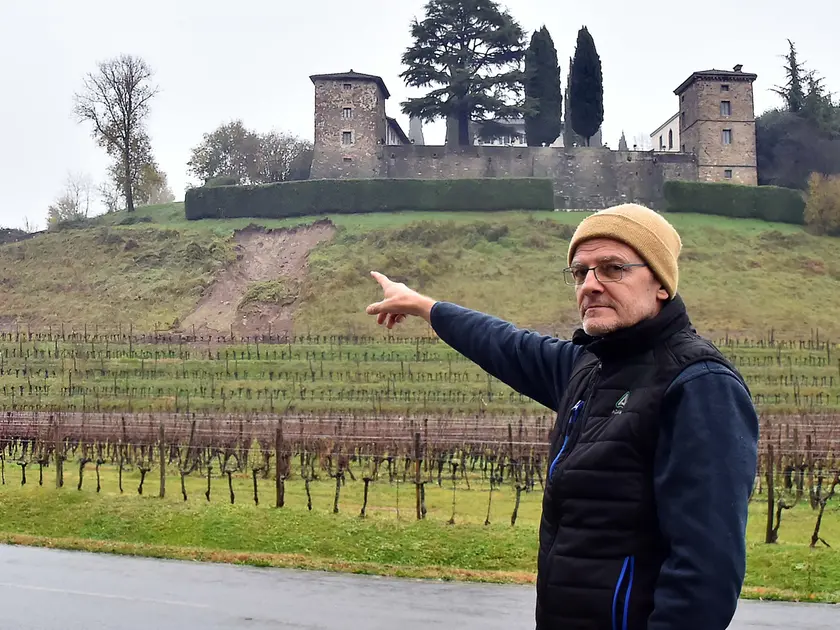 Il sindaco Comis mostra lo smottamento (foto Petrussi)