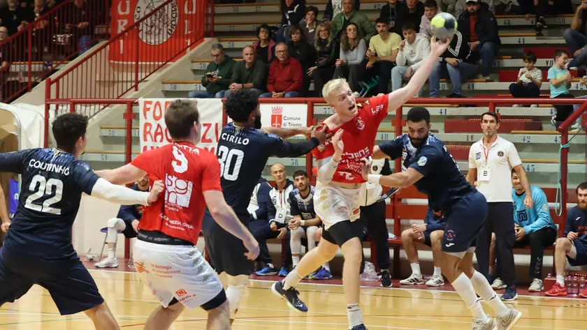 Lo svedese Lindstrom in azione (Lasorte)