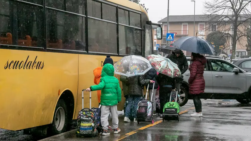 Gli allievi tornati a casa lunedì per il blocco delle caldaie (foto Katia Bonaventura)