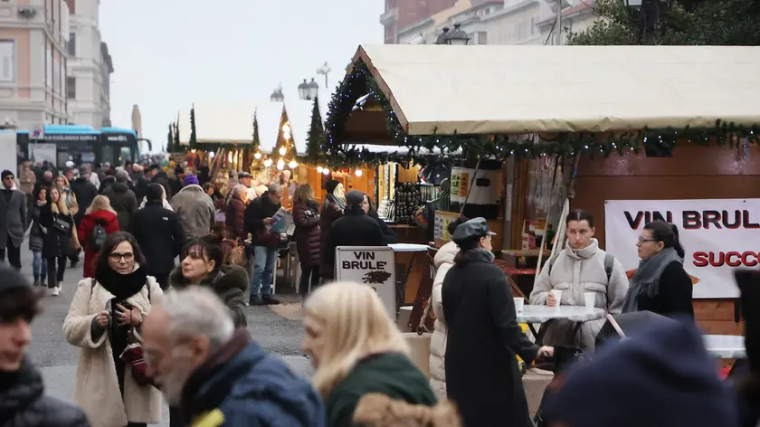 La passata edizione dei mercatini in piazza Ponterosso (Lasorte)