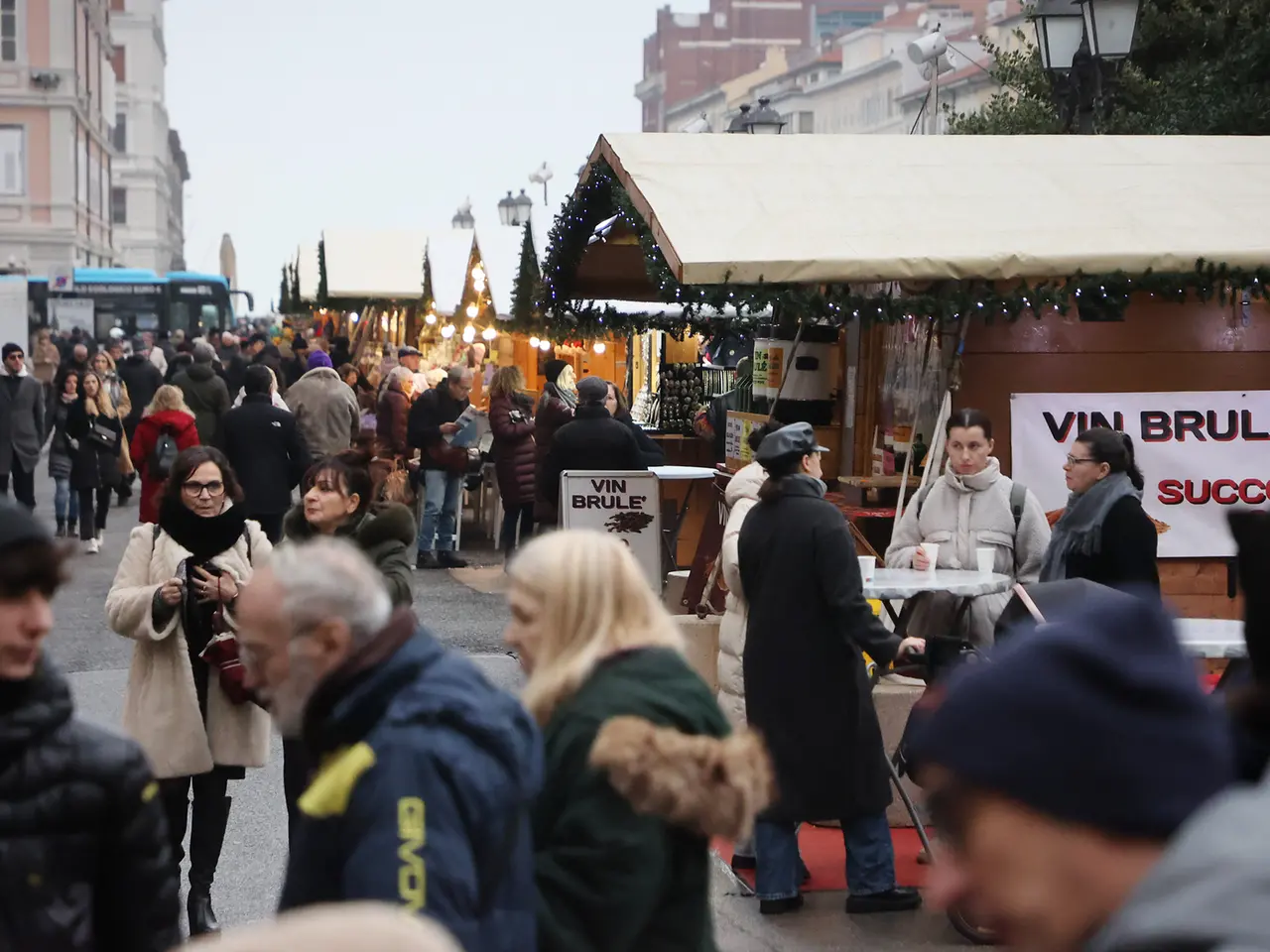 La passata edizione dei mercatini in piazza Ponterosso (Lasorte)