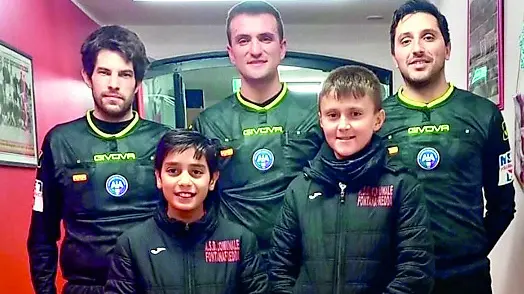 I due giovani calciatori del Fontanafredda con la terna arbitrale