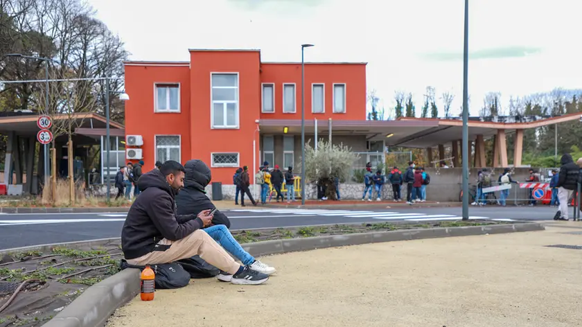La situazione quotidiana nel piazzale della Casa Rossa Foto Daniele Tibaldi