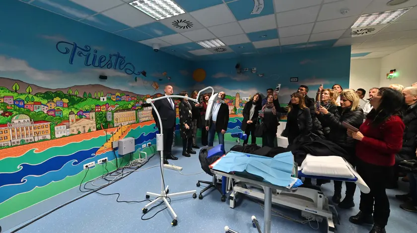 La sala della Radioterapia con il murales Foto Francesco Bruni