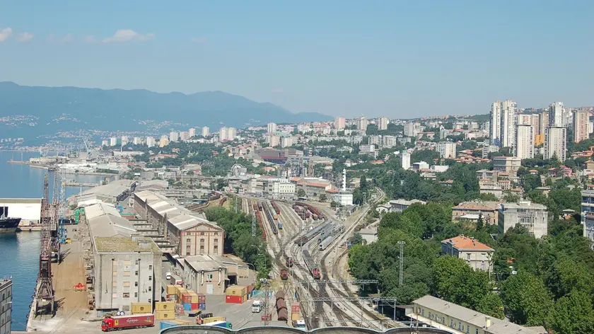 uno scorcio dell’area portuale di fiume (foto lukarijeka.hr)