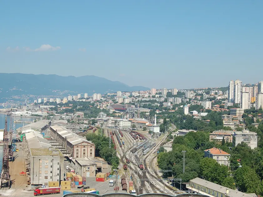 uno scorcio dell’area portuale di fiume (foto lukarijeka.hr)