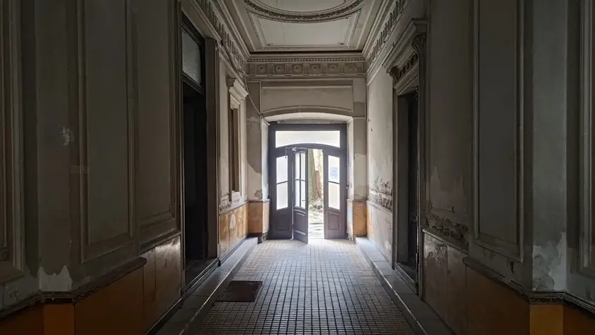 La corte di un palazzo di via Pascoli usata per nascondere la droga