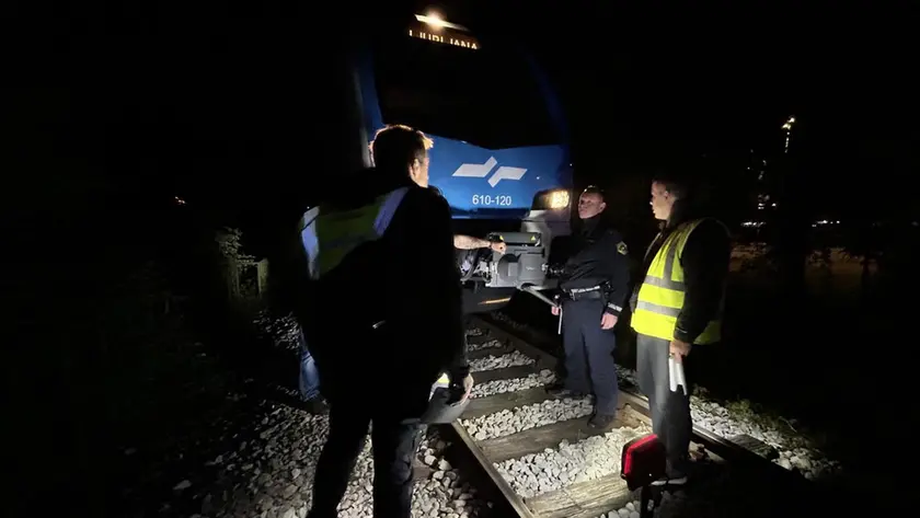 L’intervento della polizia sulla rete ferroviaria slovena dopo uno dei recenti raid vandalici
