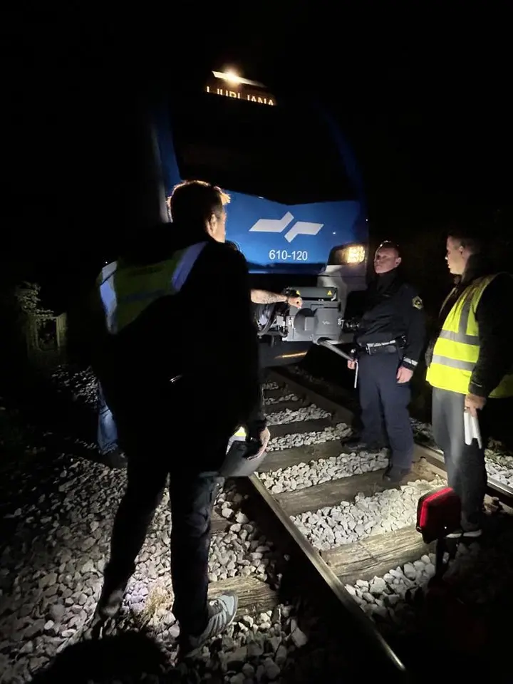 L’intervento della polizia sulla rete ferroviaria slovena dopo uno dei recenti raid vandalici