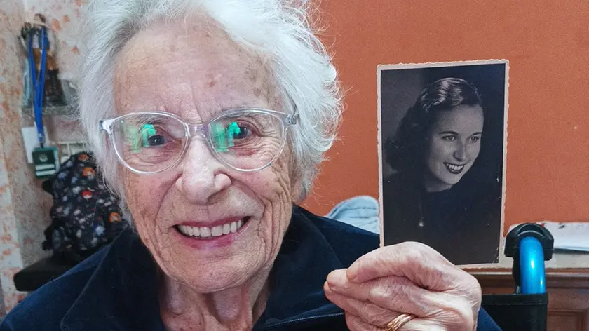 Scilla Carletti con la sua foto da giovane