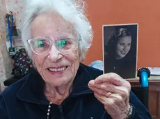 Scilla Carletti con la sua foto da giovane