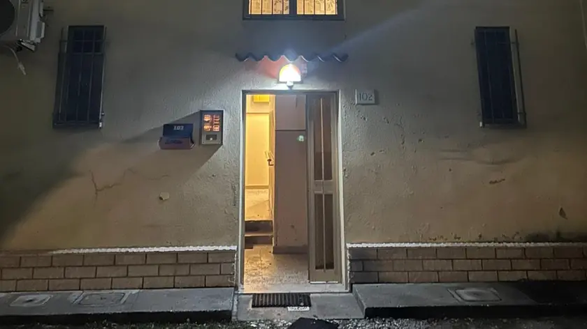 L'operaio viveva in affitto al secondo piano di questa palazzina