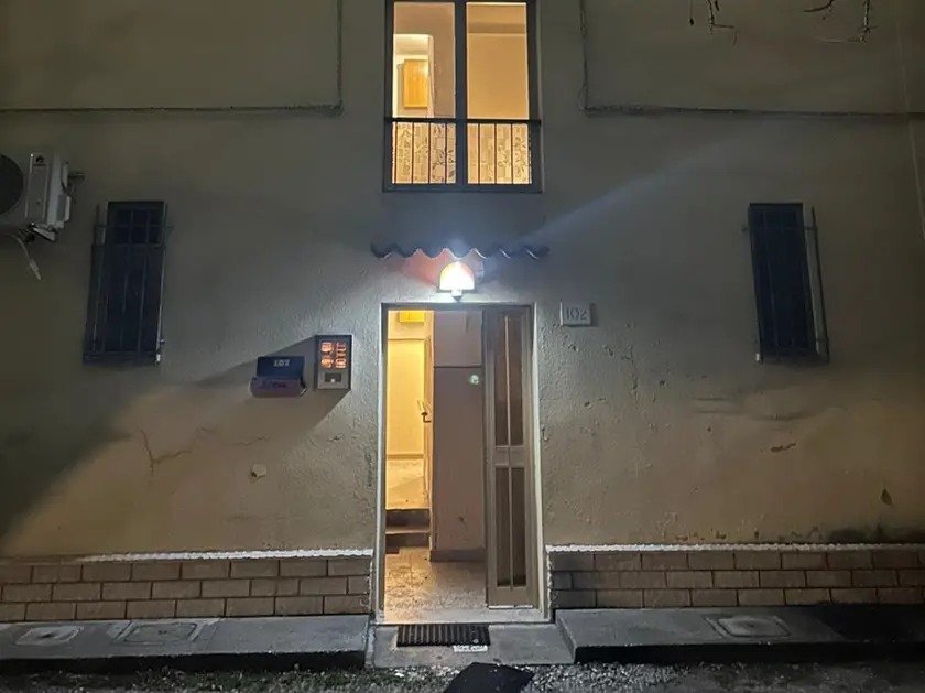 L'operaio viveva in affitto al secondo piano di questa palazzina