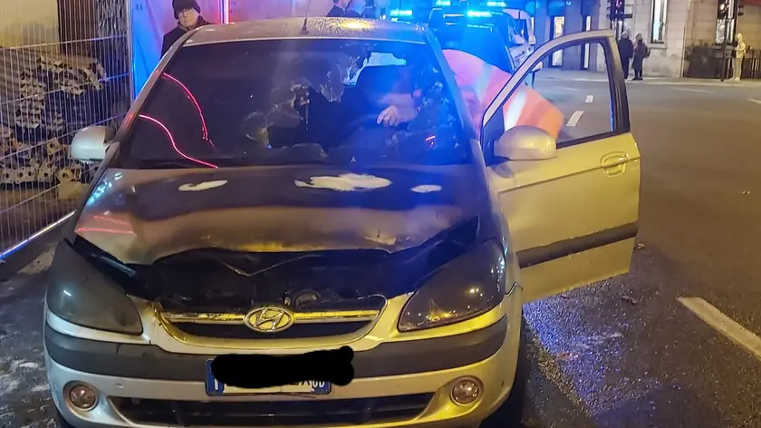 L'auto andata a fuoco fotografata da Francesco Bruni