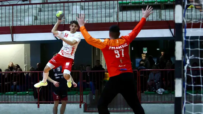 L’ala triestina Davide Parisato al tiro Foto Skalamera