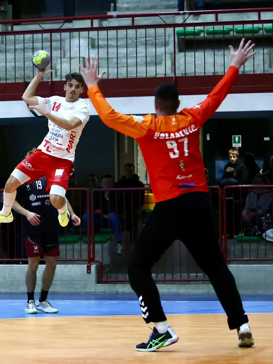 L’ala triestina Davide Parisato al tiro Foto Skalamera