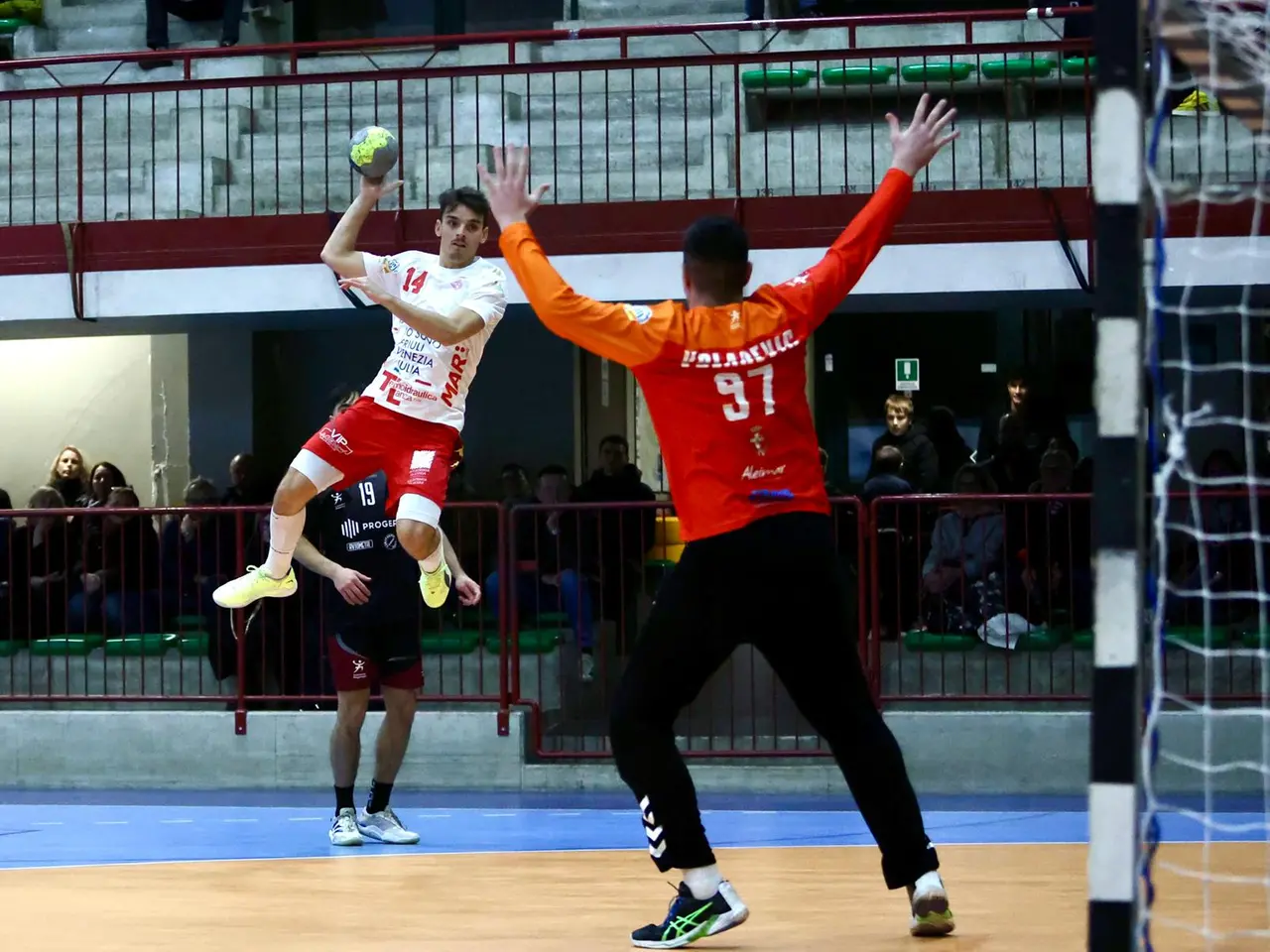 L’ala triestina Davide Parisato al tiro Foto Skalamera