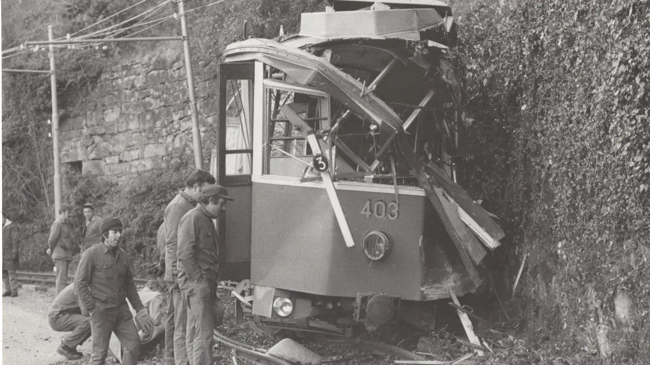 L’incidente del 28 novembre 1975, che distrusse la vettura 403 del Tram di Opicina, nelle immagini scattate da Enzo Lasorte di Italfoto per Il Piccolo