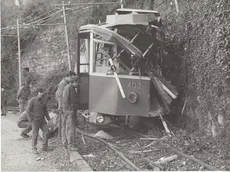 L’incidente del 28 novembre 1975, che distrusse la vettura 403 del Tram di Opicina, nelle immagini scattate da Enzo Lasorte di Italfoto per Il Piccolo