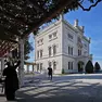 Turisti fotografano il Castello di Miramare (Lasorte)
