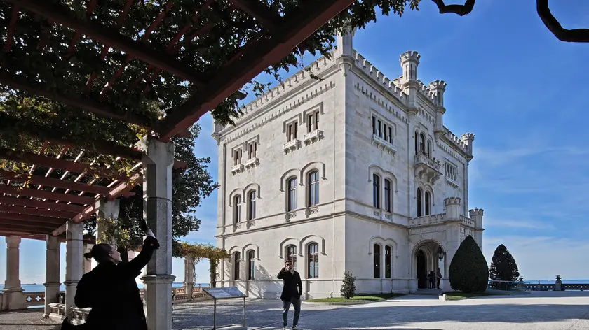 Turisti fotografano il Castello di Miramare (Lasorte)