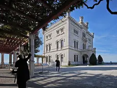 Turisti fotografano il Castello di Miramare (Lasorte)