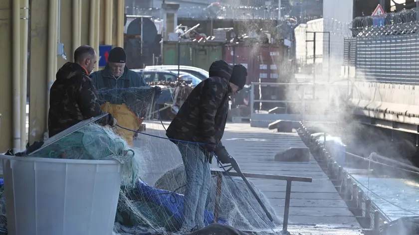 Il mercato ittico pescatori allo scalo legnami (Fotoservizio Francesco Bruni)