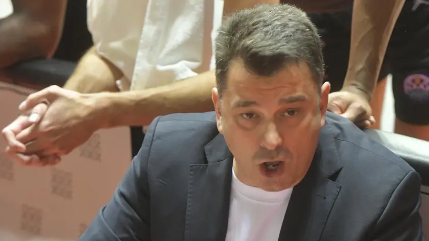 Il tecnico Israel Gonzalez durante il match casalingo col Galatasaray