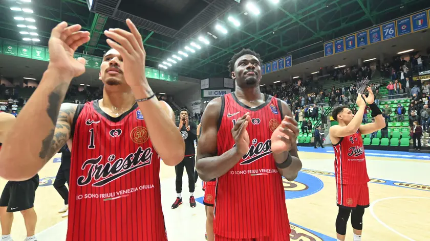 Juan Toscano-Anderson e Mady Sissoko salutano i tifosi (foto Bruni)