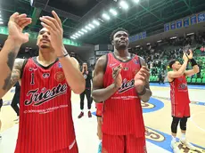 Juan Toscano-Anderson e Mady Sissoko salutano i tifosi (foto Bruni)