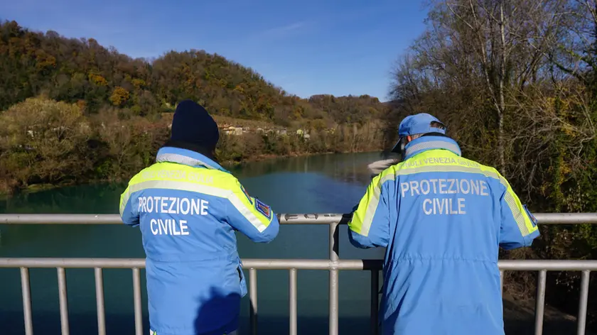 Gli esperti della protezione civile impegnati a monitorare l’Isonzo