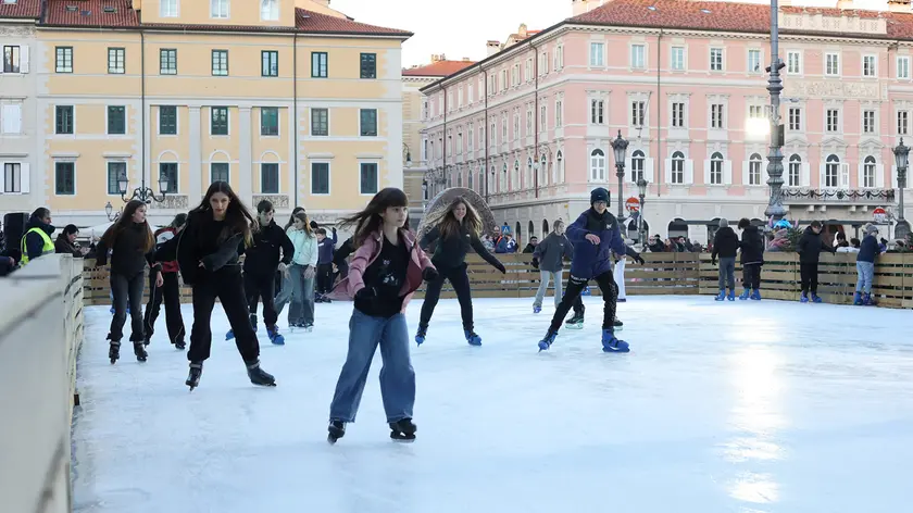 L’apertura della pista di ghiaccio in Ponterosso foto Lasorte