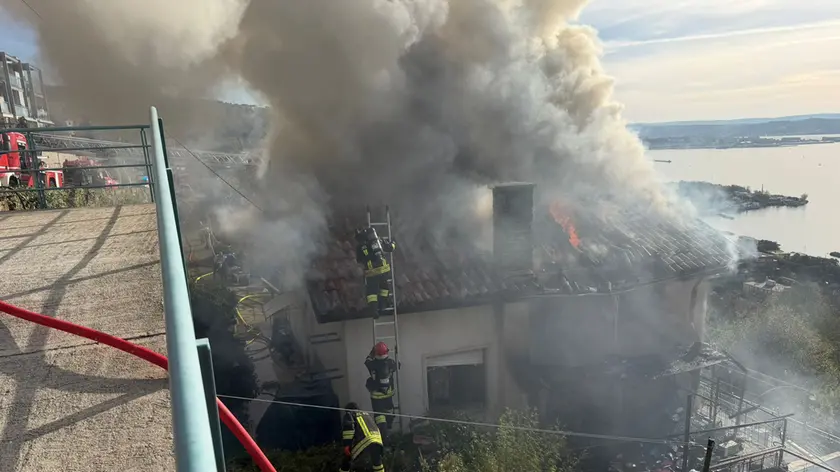 Il tetto in fiamme in Strada del Friuli