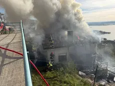 Il tetto in fiamme in Strada del Friuli