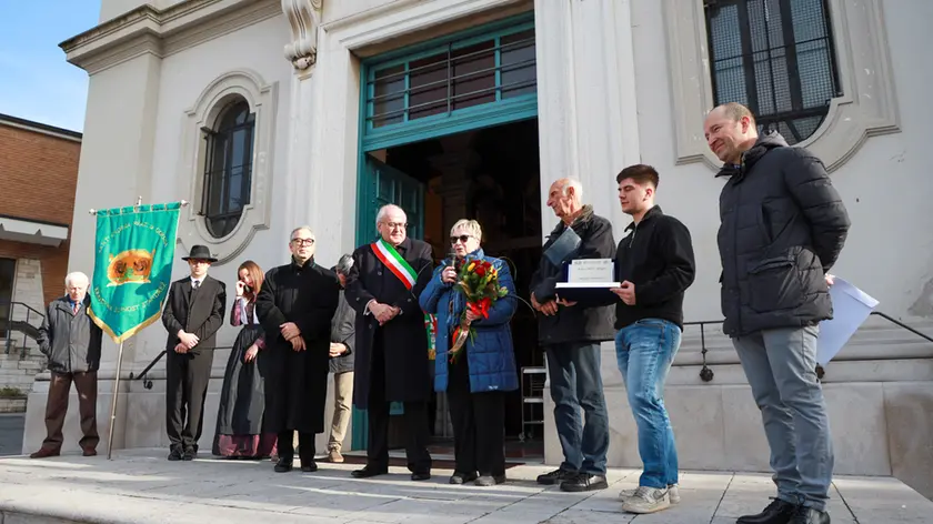 La festa nel rione Sant’Andrea e, in alto, la consegna del premio. Foto Tibaldi