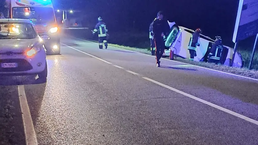 La vettura finita fuori strada fra San Lorenzo e Capriva del Friuli