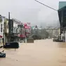 Una strada devastata dall’alluvione che ha colpito lo Sri Lanka