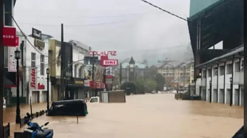 Una strada devastata dall’alluvione che ha colpito lo Sri Lanka