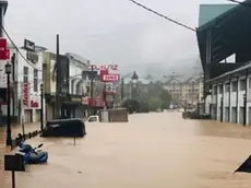 Una strada devastata dall’alluvione che ha colpito lo Sri Lanka