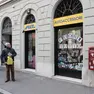 L’esterno del negozio Alice Autoaccessori in via Mazzini 9 (foto Lasorte)