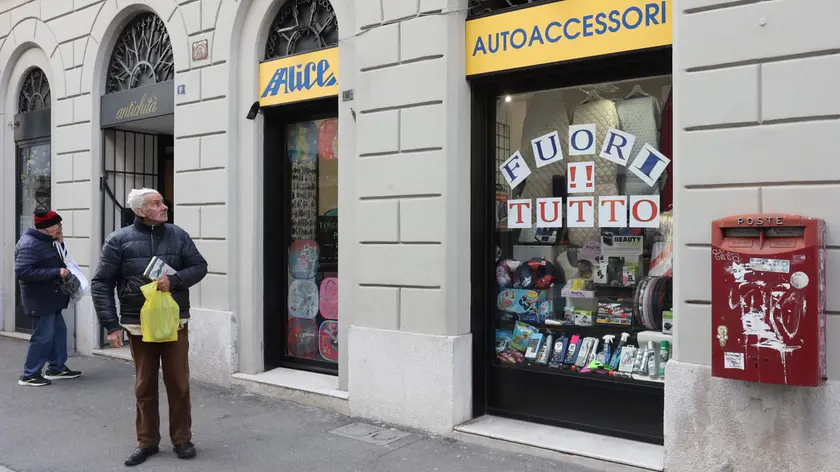 L’esterno del negozio Alice Autoaccessori in via Mazzini 9 (foto Lasorte)