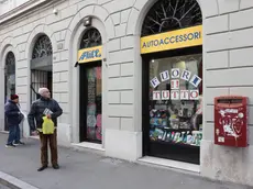 L’esterno del negozio Alice Autoaccessori in via Mazzini 9 (foto Lasorte)