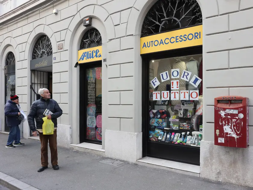 L’esterno del negozio Alice Autoaccessori in via Mazzini 9 (foto Lasorte)