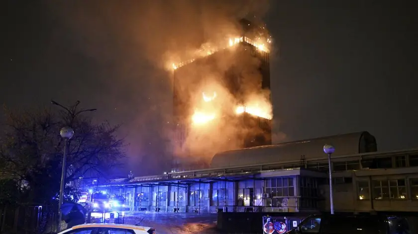 Il grattacielo Vjesnik in preda alle fiamme lo scorso 17 novembre